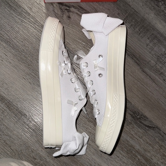 Converse with Bows - Picture 3 of 6